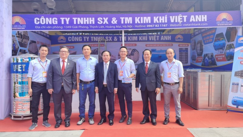 Thứ trưởng Nguyễn Văn Sinh (đứng giữa) thăm gian trưng bày của doanh nghiệp