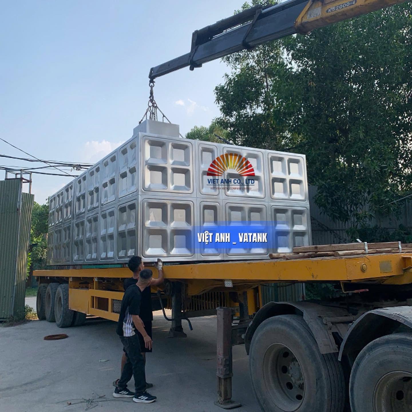 Xe cẩu đang cẩu bể nước ngầm Inox Việt Anh lên xe xe tải container